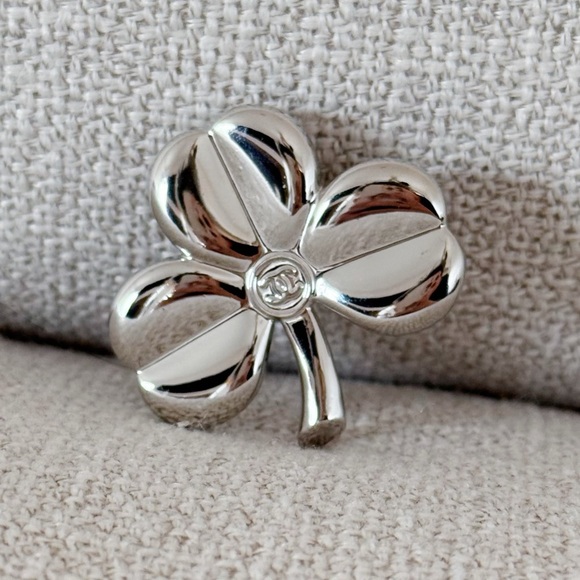 Chanel Beauty Silver Clover Brooch - Picture 1 of 3
